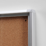 Aluminiowa gablota informacyjna za powierzchnia korkowa