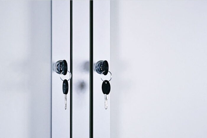 Gablota zewnetrzna z dwoma drzwiami